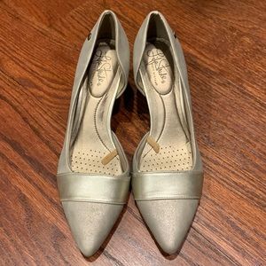 Gold tone low heels 7.5